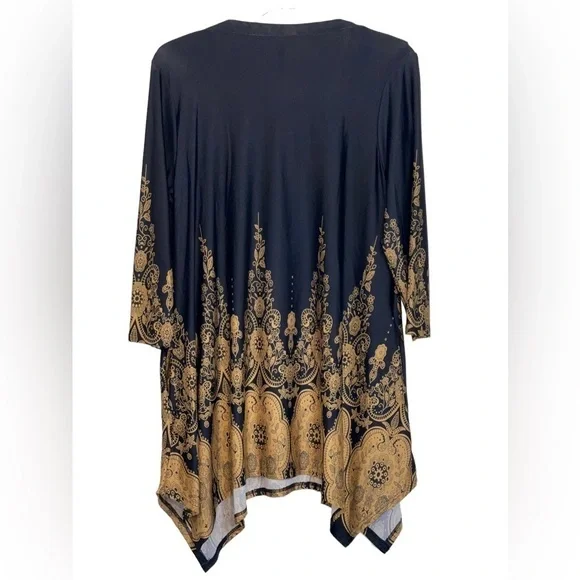 White Mark black Scroll, 3/4” sleeve, handkerchief hem top. EUC Size 2 XL - Picture 2 of 6